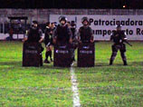 В Бразилии футболиста удалили с поля при помощи слезоточивого газа
