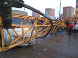 В Красноярске строительный кран рухнул на автотрассу: один погибший и пятеро раненых (ВИДЕО)