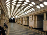 В 06:54 поступило сообщение о небольшом задымлении в одном из вагонов в тоннеле между станциями "Семеновская" и "Электрозаводская. Была проведена эвакуация около 600 пассажиров