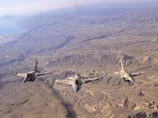 Несколько израильских военных самолетов отрабатывали бомбардировку ядерных объектов Ирана, причем учения проводились "в двух арабских странах Персидского залива, расположенных по соседству с Исламской республикой, и сотрудничавших с Израилем в этом вопрос