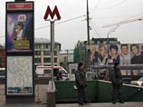 Несколько женщин со слезами на глазах пытались пройти к станции метро, но были остановлены сотрудниками милиции и оттеснены обратно на Лубянскую площадь