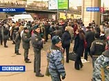 Движение на Сокольнической линии обещают восстановить к 13:00. Пока москвичи идут на работу пешком