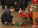 Как передает Life News, Медведев положил бордовые розы. Информагентства не сообщают, сказал ли что-нибудь глава государства в этот момент