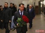 Москвичи несут цветы на станции "Лубянка" и "Парк культуры". Президент  возложил розы