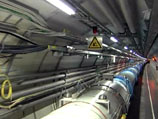 Ученые запустили два пучка протонов в обоих направлениях 27-километрового туннеля коллайдера, расположенного на 100-метровой глубине на границе Швейцарии и Франции