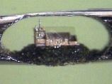 Макет храма, который можно разглядеть только под микроскопом, британский Левша поместил на ушко иголки