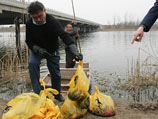 Накануне под мостом через реку Гуангфу были найдены полуразложившиеся тела младенцев и плодов выкидышей, завернутые в пакеты из-под медицинского мусора
