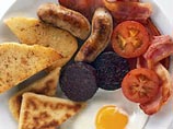 Завтрак, состоящий из сосисок, яиц, бекона, бобов, грибов, черного пудинга и помидоров - здоровее, чем миска хлопьев, утверждает... "Международный журнал об ожирении"