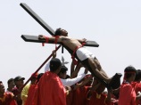Филиппинцы в Страстную пятницу продолжают распинать себя на крестах