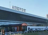 После анонимного звонка была отменена посадка в аэропорту рейса Москва - Кишинев, все люди были эвакуированы из здания аэропорта. На место прибыли саперы и машины скорой помощи