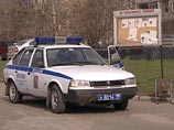 Московская милиция расклеивает по городу листовки с призывом к гражданам быть бдительными