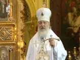Патриарх совершил литургию Василия Великого,  направился посещать московские храмы и поздравил бездомных