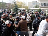В городе Талас на севере Киргизии в ходе массовых беспорядков, организованных накануне оппозицией, ранения различной степени тяжести получили более 100 человек, из них 85 сотрудников милиции