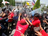 Анархия в центре Бангкока: оппозиционеры захватили парламент и главные улицы