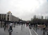 Милиция разгоняет тысячи оппозиционеров в центре Бишкека: двое погибших, 90 раненых