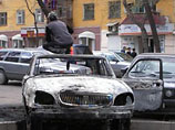 Толпа громит и грабит дипломатический квартал в Бишкеке и осаждает УВД