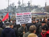 Военные пенсионеры, несмотря на дождь, собрались в субботу на Корабельной набережной Владивостока на акцию протеста против реформ в российской армии
