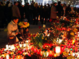 ысячи людей собрались в центре Варшавы у президентского дворца и на Замковой площади, чтобы почтить память погибшего президента и других представителей элиты страны, погибших под Смоленском