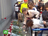 Москвичи приходят к посольству выразить соболезнования польскому народу