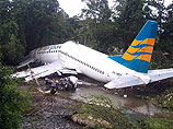 В Индонезии Boeing 737 упал в реку и развалился