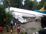 Причиной инцидента, как считают специалисты, могли стать сложные погодные условия, однако непонятно, почему самолет развалился после остановки