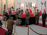 В Варшаве проходит всенародное прощание с Лехом и Марией Качиньскими. Закрытые гробы с их останками выставлены в колонном зале президентского дворца
