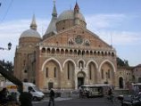 В Падуе обрушилась часть убранства фасада древнего храма святого Антония В Падуе обрушилась часть убранства фасада древнего храма святого Антония