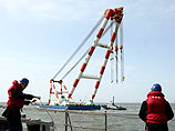 Южнокорейские спасатели 15 апреля подняли на поверхность корму затонувшего  в Желтом море недалеко от границы с КНДР корвета "Чхонан".