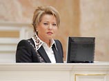 Губернатор Санкт-Петербурга Валентина Матвиенко в 2009 году заработала почти 2,4 млн рублей, говорится в сведениях о доходах чиновников северной столицы
