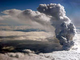 Облако пепла образовалось в результате извержения вулкана под исландским ледником Эйяфьядлайокудль