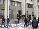 Напомним, 6 апреля в Киргизии начались массовые волнения, охватившие на следующий день почти всю страну. Жертвами столкновений сторонников оппозиции с силами правопорядка стали 82 человека, более 1500 получили ранения