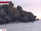 По-прежнему из кратера вулкана Эйяфьятлайокудль в Исландии поднимаются огромные облака пепла и пара. В течение суток, по оценкам российских специалистов, происходит выброс примерно четырёх миллионов тонн вулканических веществ