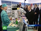 Премьер-министр РФ Владимир Путин во время рабочей поездки в Мурманск сегодня без предупреждения заглянул в одну из городских аптек, чтобы проверить цены на лекарства