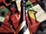Россиянин, имя которого не раскрывается, заплатил в баре гостиницы "Уэстбюри" 54 тыс. долларов за бутылку знаменитого французского шампанского Dom Perignion Rose Gold урожая 1996 года