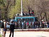 Милиционеры предупреждали, что если их требования не будут исполнены, они не будут охранять общественный порядок в Бишкеке, где происходят стихийные акции самозахватчиков земли