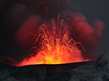 Выбросы вулканического пепла от извергающегося вулкана Эйяфьядлайокудль в Исландии сменяются лавой, отмечают ученые