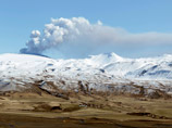 Между тем извержение вулкана Эйяфьятлайокудль в Исландии продолжается, но оно стало намного менее активным