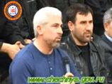 Разыскиваемый следователями Шаа Турлаев, подозреваемый в покушении  на представителя известного чеченского клана Ямадаевых, бизнесмена Ису Ямадаева, "ни от кого не скрывается, находится на лечении в Чеченской республике"