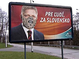 Предвыборный скандал в Словакии: по всей стране развешены билборды, на которых к изображению премьер-министра Роберта Фицо кто-то приклеивает маску монстра Ганнибала Лектера