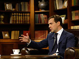 На вопрос, видит ли он себя кандидатом на новый президентский срок, Медведев напомнил, что "всегда отвечает (на него) достаточно однообразно, типично"