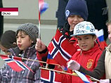 Помимо официальных лиц, на Дворцовую площадь пришли сотни жителей Осло, а также норвежские школьники.