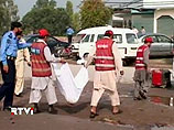 На окраине пакистанского города Пешавар в результате нападения смертника на автомашине, начиненной взрывчаткой, погибли четыре офицера полиции