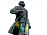 На Украине памятник Ленину облили краской и разрисовали фашистской символикой