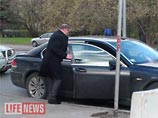 Советник президента Владимир Шевченко спрятался от блоггеров в новом автомобиле, со свежими номерами и мигалками