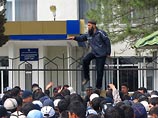 Юг Киргизии - под контролем сторонников Бакиева, там агитируют за отделение. 17 мая вероятна контрреволюция Юг Киргизии - под контролем сторонников Бакиева, там агитируют за отделение. 17 мая вероятна контрреволюция