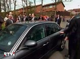 После беседы Браун с улыбкой попрощался с женщиной, осведомился о ее внуках, пошутил насчет того, что она одета в красное (это цвет Лейбористской партии) и сел в машину, чтобы уехать После беседы Браун с улыбкой попрощался с женщиной, осведомился о ее внуках, пошутил насчет того, что она одета в красное (это цвет Лейбористской партии) и сел в машину, чтобы уехать
