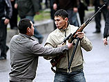 Молодежные организации, которые стали главной движущей силой, свергнувшей режим Курманбека Бакиева в начале апреля, обвинили временное правительство в узурпации власти.
