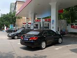 Бурный спрос на нефть в Китае объясняется столь же бурным ростом числа проданных машин. В прошлом году Китай стал крупнейшим автомобильным рынком мира, впервые обогнав США Бурный спрос на нефть в Китае объясняется столь же бурным ростом числа проданных машин. В прошлом году Китай стал крупнейшим автомобильным рынком мира, впервые обогнав США