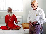 В Индии 82-летний йог утверждает, что в течение 70 лет обходился без пищи и воды, питаясь божественным эликсиром. Пралад Джани уже шесть дней находится в изоляции в больнице города Ахмедабад