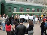 ходе акции шестеро журналистов из выходящей в городе популярной украинской газеты "Экспресса" приковали себя цепями к последнему вагону поезда сообщением Будапешт-Москва зачитали требования к властям